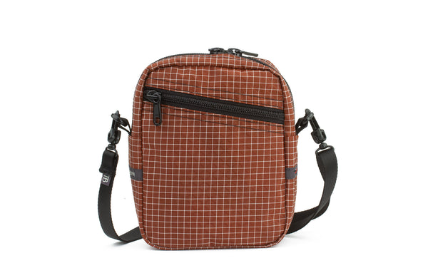 The Everyday Cubelet in Moab 200d Halcyon, an earthy brown with red undertones.